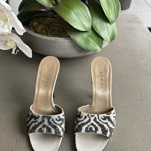 Very stylish Gucci slides. On trend with great detailing and very comfortable.